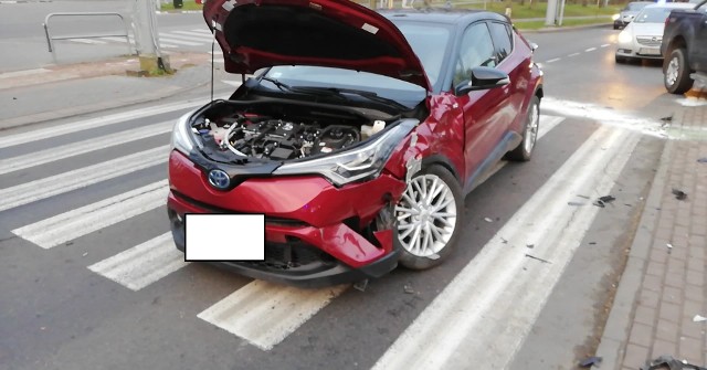 W Słupsku 79-letni kierowca toyoty wjechał na czerwonym świetle w forda