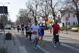 W półmaratonie w Pruszczu Gdańskim ponad 500 osób biegło ulicami miasta. ZDJĘCIA z biegu!