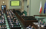 Posłowie wybrali pięciu nowych sędziów Trybunału Konstytucyjnego. Burza w Sejmie i przed gmachem