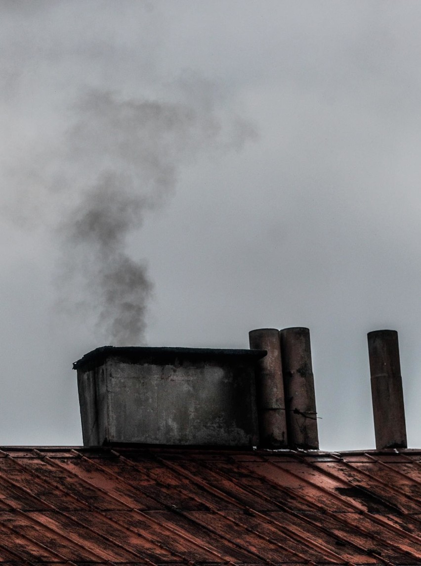 21.11.2017 rzeszow smog kominy palenie odpadami fot...