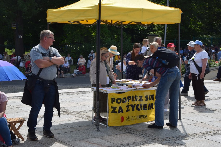 Kilkadziesiąt tysięcy wiernych bierze udział w Pielgrzymce...