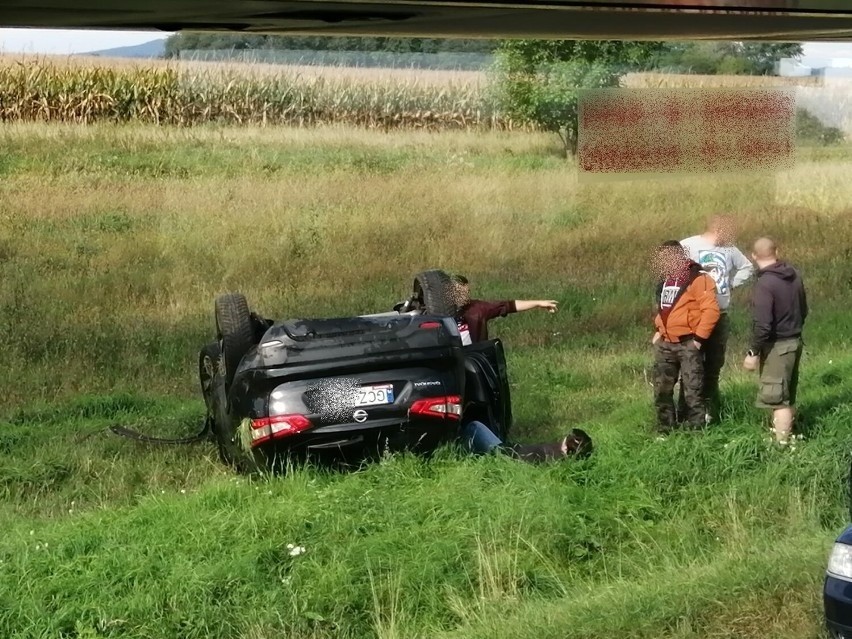 Groźny wypadek pod Wrocławiem. Auto marki Opel dachowało na...