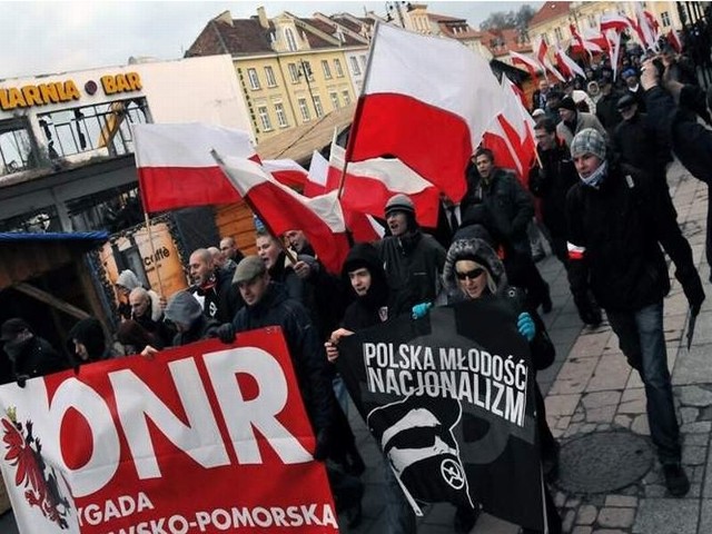 Narodowcy oraz m.in. kibice Zawiszy przemaszerują na Stary Rynek, by uczcić pamieć żołnierzy wyklętych