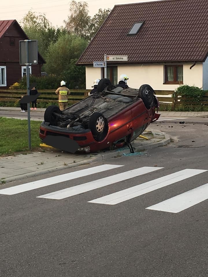 Knyszyn. Groźny wypadek. Auto dachowało przed przejściem (zdjęcia)