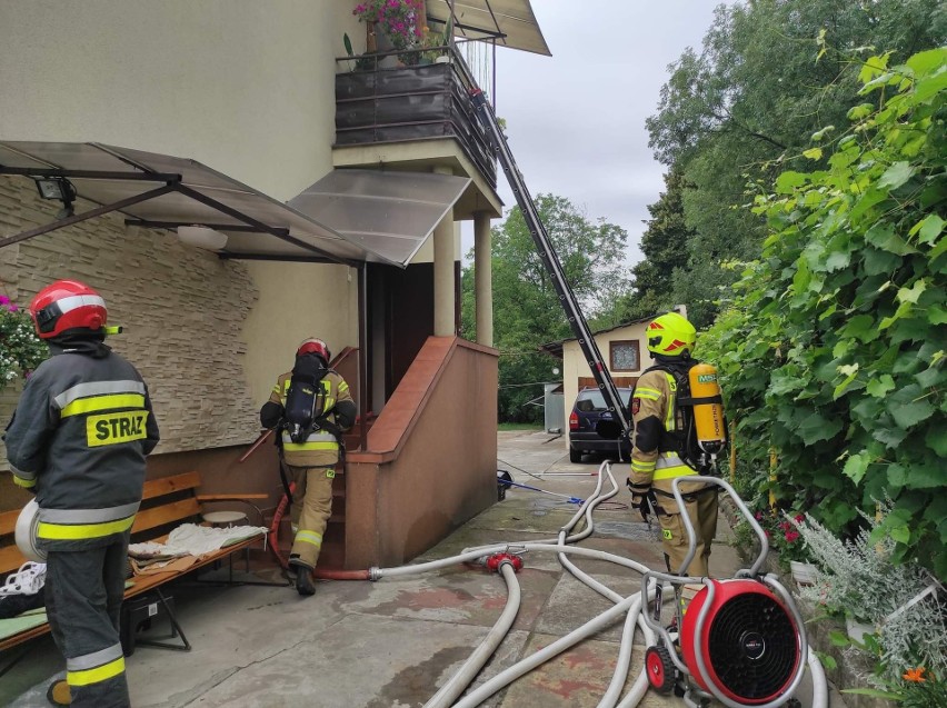 Pożar budynku mieszkalnego w Przemyślu. Jedna osoba trafiła do szpitala [ZDJĘCIA]