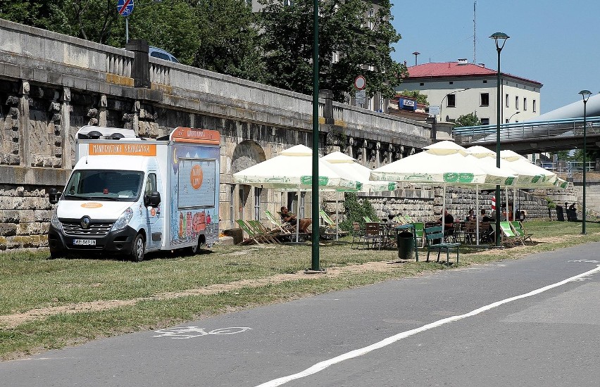 Foodtrucki przy Wiśle, w okolicy Kładki Bernatka