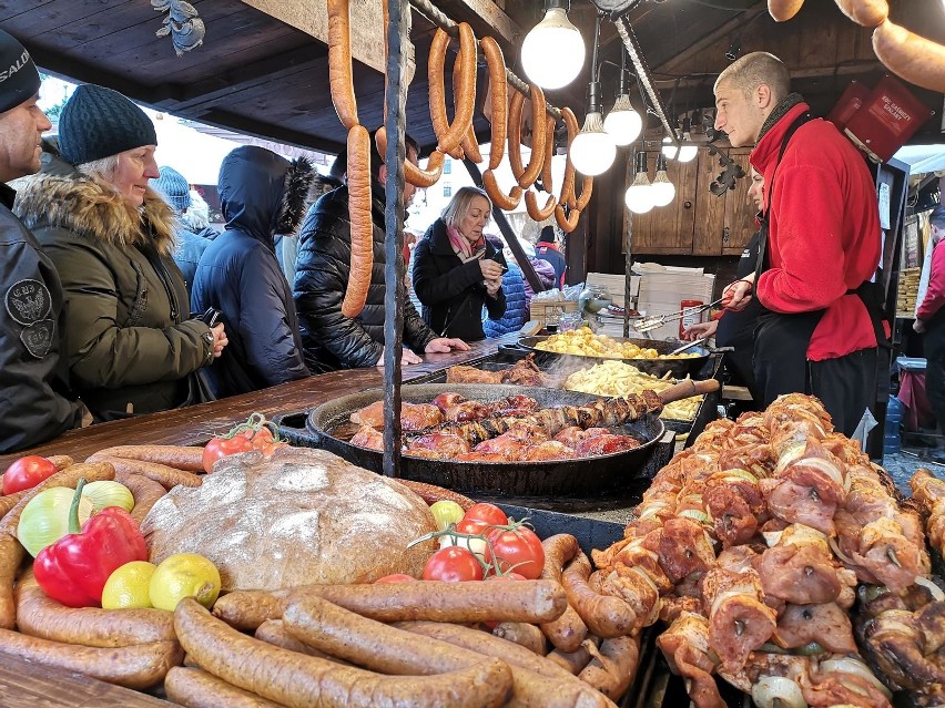 Kraków. Tłumy ludzi, odwiedziły w sobotnie popołudnie  Jarmark Bożonarodzeniowy  [ZDJĘCIA]