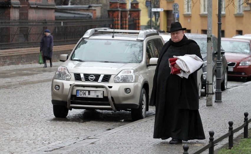 Wrocław: Ostrów Tumski zamienił się w wielki parking (ZDJĘCIA)