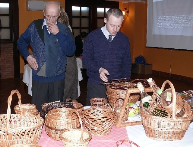 Stanisław Ptak i Bartosz Moczydłowski pokazali swoje dzieła wykonane na kursie wikliniarstwa