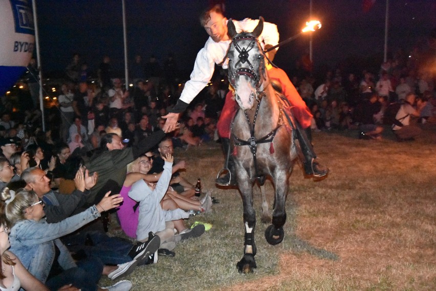 Nocny pokaz "Koń i ogień" na turnieju rycerskim w Golubiu-Dobrzyniu