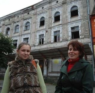 - Nie wiedziałyśmy, że chcą tu zrobić hotel - dziwi się Sandra Rzepka (z lewej). - Będzie wreszcie nowe miejsce w centrum miasta na organizowanie wesel, komunii - dodaje Radzisława Barnaś. (fot. Helena Wieloch)