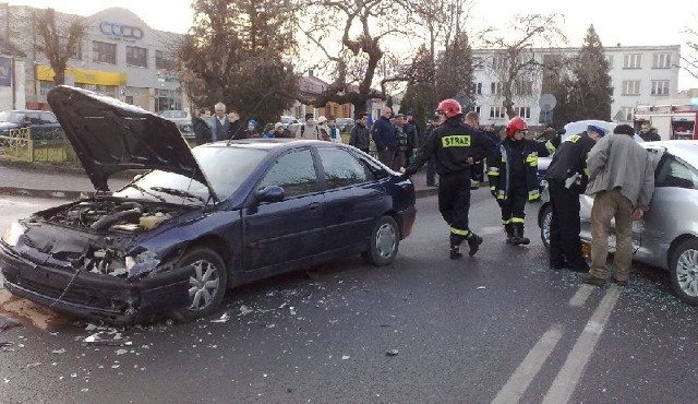 Granatowy renault laguna uderzył w bok srebrnego opla corsy, w którym podróżowała matka z niemowlęciem.