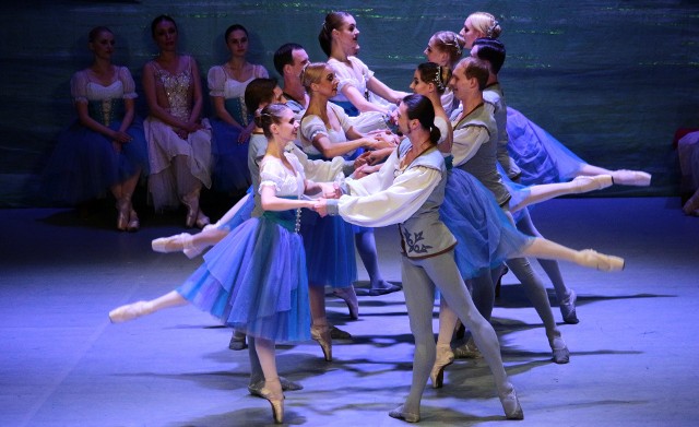 Najsłynniejszy balet Piotra Czajkowskiego „Jezioro Łabędzie” oklaskiwała publiczność w grudziądzkim teatrze.  Na scenie wystąpiło ponad 30 osób, artystów Narodowego Baletu Kijowskiego.
