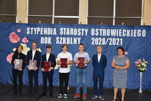 Gala Stypendystów Starosty Ostrowieckiego. Poznajmy utalentowanych uczniów i nagrodzonych nauczycieli [ZDJĘCIA]