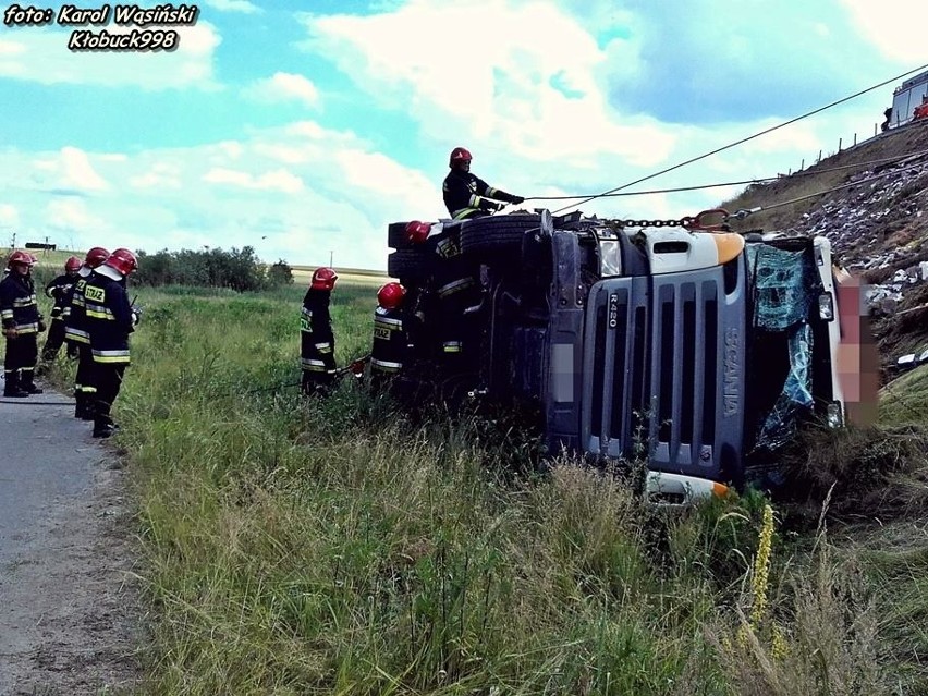 Wypadek na obwodnicy Krzepic. Ciężarówka spadła ze skarpy [ZDJĘCIA]