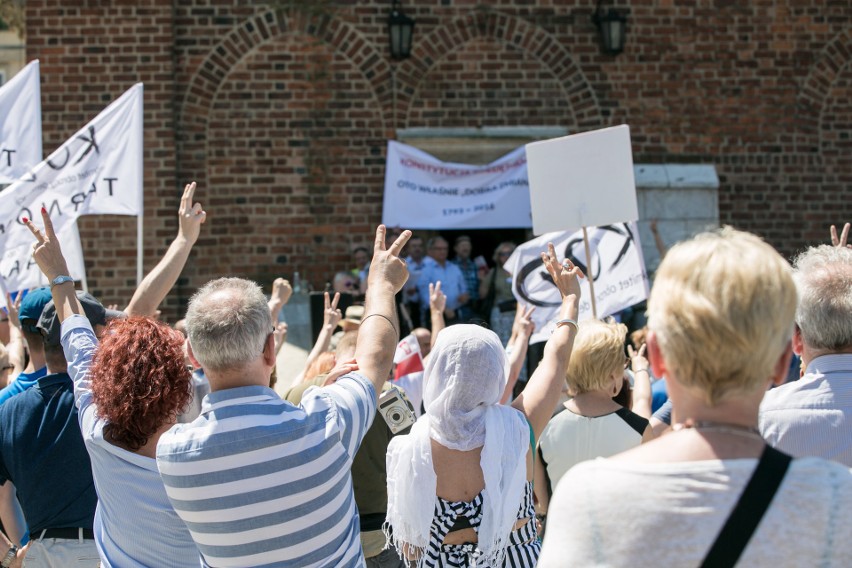 Kraków. Skromna manifestacja KOD na Rynku Głównym [ZDJĘCIA]