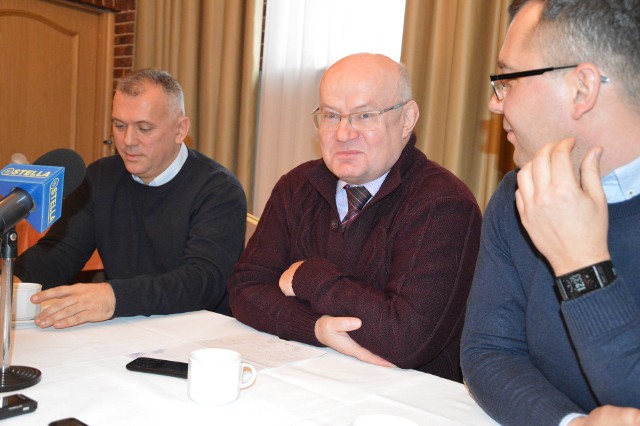 Na konferencji prasowej w zajeździe Sezam od lewej Andrzej Szymonik, Andrzej Szlęzak i Damian Marczak