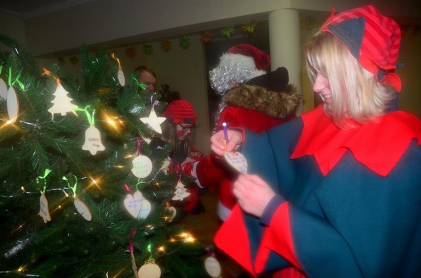Goniądz. Mieszkańców odwiedził św. Mikołaj i mobilna choinka na życzenia (zdjęcia)