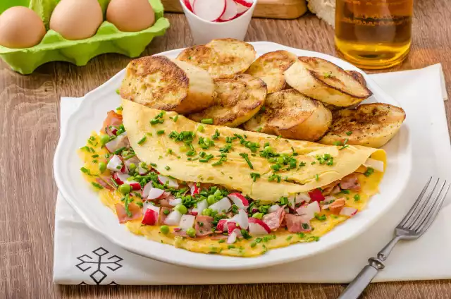 Łączenie  sezonowych warzyw z jajkami to sposób na posiłek smaczny, zdrowy i prosty do przyrządzenia dla każdego. Na zdjęciu omlet z warzywami.