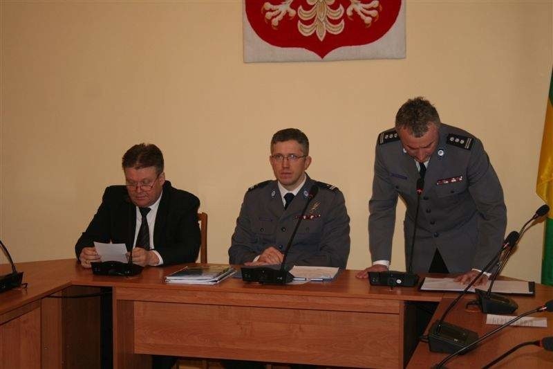 Starosta Zbigniew Kamiński (z lewej) oraz komendanci Rafał...