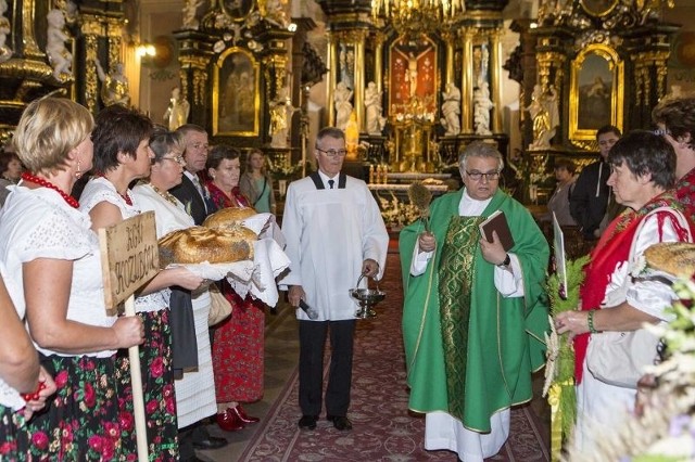 Ksiądz kanonik Jan Staworzyński &#8211; dziekan dekanatu pińczowskiego po eucharystii  poświęcił wieńce i dożynkowe bochny chleba.