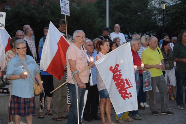 Wolne sądy - wolni ludzie - można było przeczytać na transparentach, które trzymali protestujący zielonogórzanie. Po raz kolejny zebrali się pod sądem rejonowym, by wyrazić swój sprzeciw wobec poczynań rządu. PiS ma wszystko, Sejm, Senat, prezydenta, sądy, prokuraturę, policję, telewizję, radio... - mówi przewodniczący zarządu Region Lubuski KOD Dariusz Nocek. - Nas nie zastraszy. My się nie boimy stawać w obronie demokracji i wolności. Uczestnicy protestu bili brawa! Odczytał też list od profesor Małgorzaty Gersdorf, która dziękowała wszystkim tym, którzy bronią demokracji, przestrzegania Konstytucji, wolności w Polsce. - Jestem zasmucona. Nie przypuszczałam, że dożyję takich czasów - mówi Maria Stefańska. - Cieszyłam się ze zmian, jakie zaszły w Polsce po 1989 roku. Myślałam, że będziemy szli do przodu, rozwijali demokrację. Tymczasem jestem przerażona tym, co dzieje się w naszym kraju. Nie należę do żadnej partii, do tej pory nie angażowałam  się w żadne protesty. Ale teraz czuję, że to mój obowiązek. Widzę, że rząd nic sobie z tych protestów nie robi, ale mimo wszystko muszę tu być. Bo nie jest tak, że wszyscy Polacy zgadzają się z polityką rządu. Zebrani mówili, że lista grzechów jest długa. Dlatego protesty w Zielonej Górze organizowane są od 2015 roku. PiS zawłaszczył już wszystko. Ale wszyscy mają nadzieję, że uda się jeszcze przywrócić w kraju prawny ład i porządek. A podejmowanie uchwał nie będzie się odbywać w pośpiechu i w nocy. Zobacz więcej zdjęć z protestu w materiale: Wolne sądy w wolnej Polsce! Protest w Zielonej GórzeZobacz wideo: „Będziesz siedział!”, "Konstytucja!", "Wolne sądy!". Protesty po podpisie prezydenta pod nowelizacją ustaw o sądownictwiewideo:TVN24/x-news