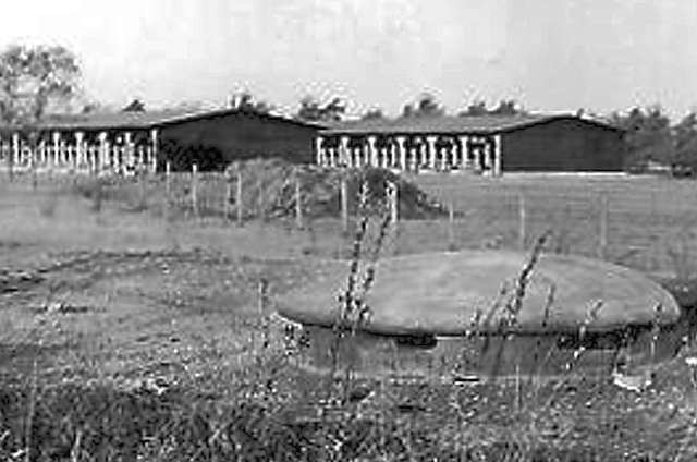 Zdjęcie wykonane z tego samego punktu podczas II wojny światowej. Widać na nim baraki jenieckie, których pozostałości mają zostać zniszczone