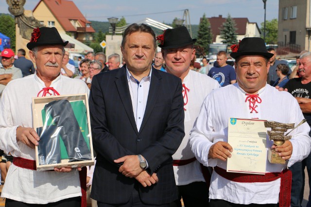 Ubiegłoroczni zwycięzcy konkursu - Gminne Koło Gospodarzy z Górna ze starostą kieleckim Mirosławem Gębskim