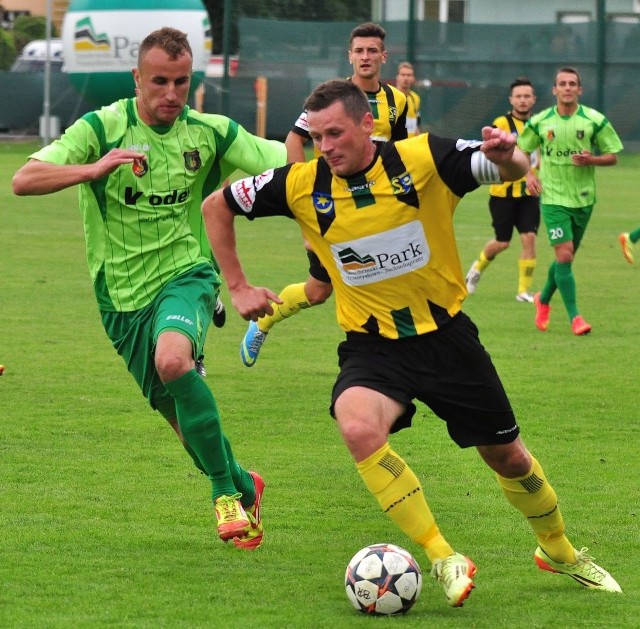 W piłkarskich derbach Stal Stalowa Wola zremisowała z Siarką Tarnobrzeg 1:1. Z piłką Marcin Truszkowski, z lewej Michał Czarny.