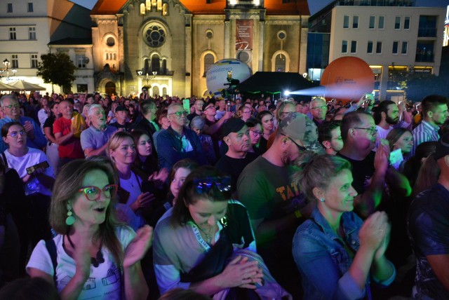 Lokalny rozruch okazał się ogromnym sukcesem. Tarnogórskie zespoły muzyczne podbiły serca mieszkańców miasta. Byliście 7 września na Rynku w Tarnowskich Górach? Zobaczcie czy jesteście na zdjęciach! >>>