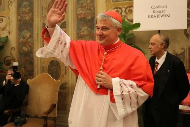 25 listopada 1963 w Łodzi urodził się kardynał Konrad Krajewski, nazywany Robin Hoodem papieża.