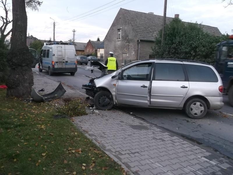 Wypadek na Zajączkowskiej. Volkswagen śmiertelnie potrącił pieszego i uderzył w drzewo (ZDJĘCIA)