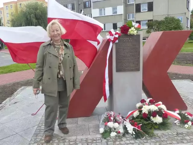 Teresa Heda &#8211; Snopkiewicz, córka &#8222;Szarego&#8221; przy pomniku poświęconym jej ojcu, odsłoniętym w sobotę w Skarżysku. 