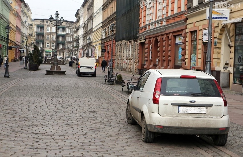 Samochody parkują na Deptaku Bogusława. Bo można [ZDJĘCIA] 