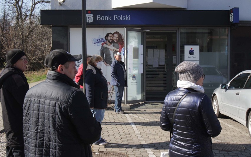 Od środy, 1 kwietnia, banki musiały wprowadzić ograniczenia...