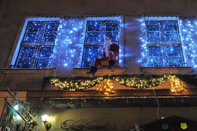 Świąteczna iluminacja zdobi ulice miasta