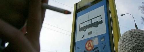Zakaz palenia objął przystanki autobusowe.