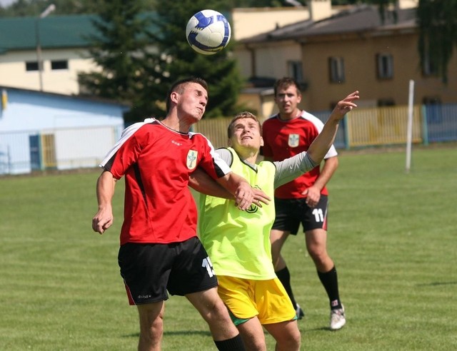 W Nowej Dębie piłkarze Stali (czerwone koszulki) pokonali rywali z Niska 2:1.