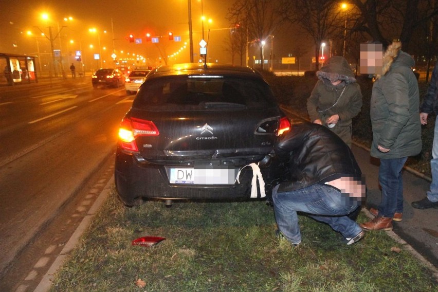 Wypadek na Bałtyckiej. Audi wpadło w poślizg, ścięło słupek i uderzyło w citroena. W A4 sześć osób