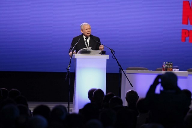 Konwencja PO i Kongres PiS: Kaczyński chce muzeów, Tusk chwali różnorodność [SONDA]