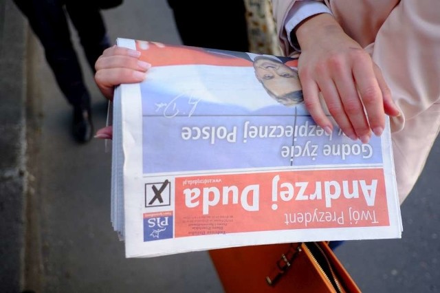 Działacze PiS odwiedzają domy i namawiają do głosowania na Dudę