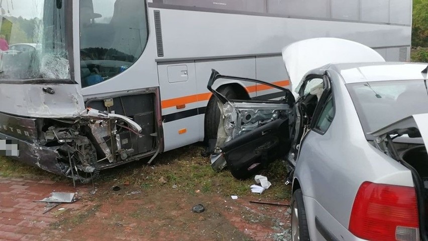 Groźny wypadek na ulicy Toruńskiej we Włocławku. Autobus zderzył się z osobówką [zdjęcia]