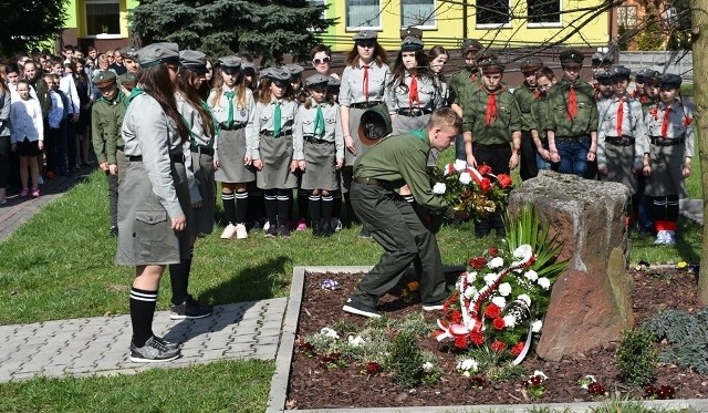 Kwiaty przed Dębem Pamięci, na dziedzińcu szkoły, złożyli także uczniowie i harcerze z Opatowca.