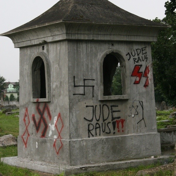 Jeden ze zdewastowanych zabytków na cmentarzu przy ul. Wschodniej
