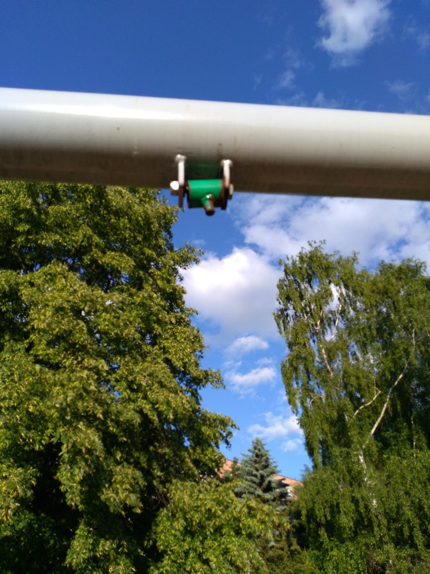 Dziecko spadło z huśtawki na placu zabaw w Rzeszowie, bo ktoś celowo odkręcił śrubę! [ZDJĘCIA]