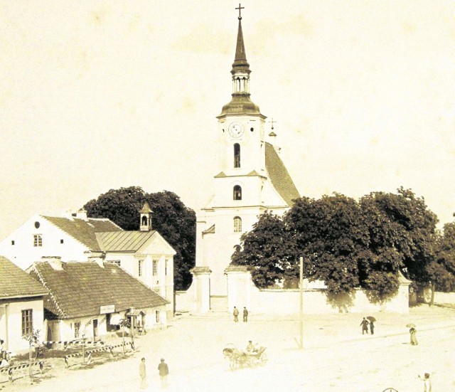 Stary kościół w Białymstoku w 1897 roku. Fotografia pochodzi z albumu Vidy goroda Bielastoka (Widoki miasta Białegostoku), którego autorem był Józef (Jankiel) Sołowiejczyk.