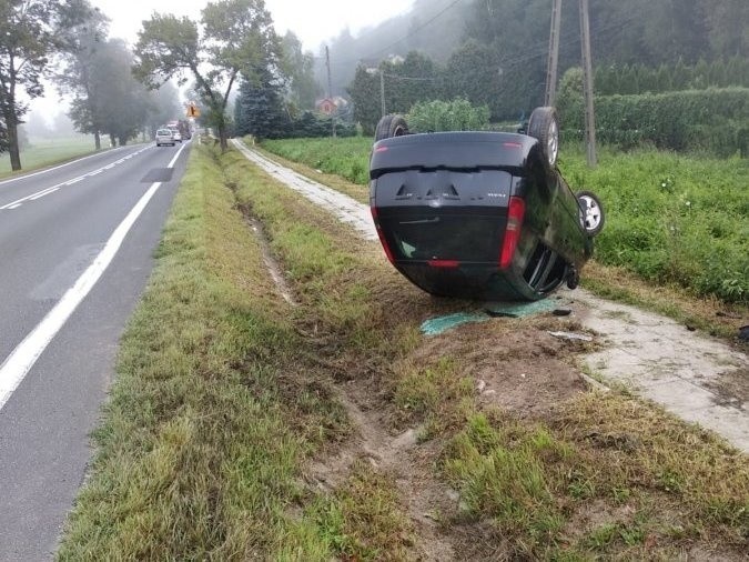 Osobówka dachowała w Krajowicach. Kierowca z obrażeniami trafił do szpitala [ZDJĘCIA]