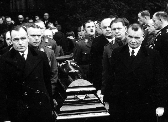85 lat temu bohatera zrywu, Alfonsa Zgrzebnioka, w Rybniku żegnały tysiące mieszkańców.Zobacz kolejne zdjęcia. Przesuwaj zdjęcia w prawo - naciśnij strzałkę lub przycisk NASTĘPNE