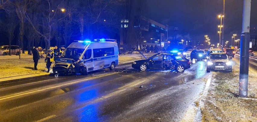 Oblodzone jezdnie i chodniki w Łodzi. Na Teofilowie radiowóz policji zderzył się z audi. ZDJĘCIA