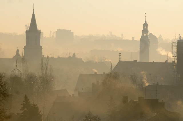 Mieszkańcy Zielonej Góry narzekają na smog w mieście. Przyczyną są często stare kopciuchy...